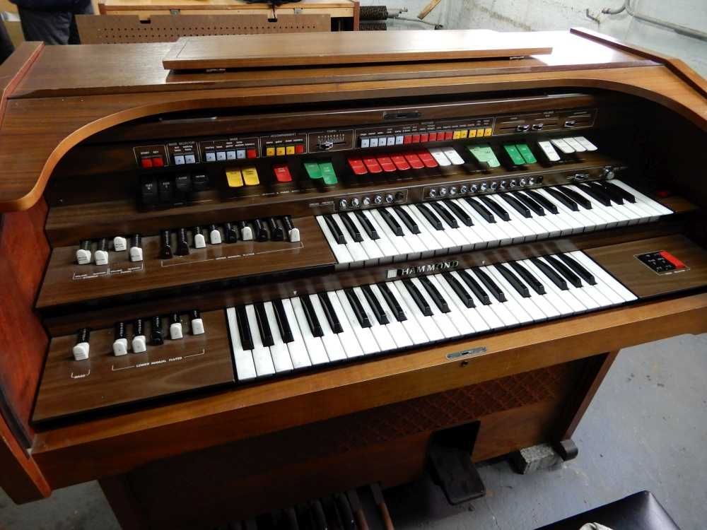 Hammond  organ z wbudowanym głośnikiem Leslie