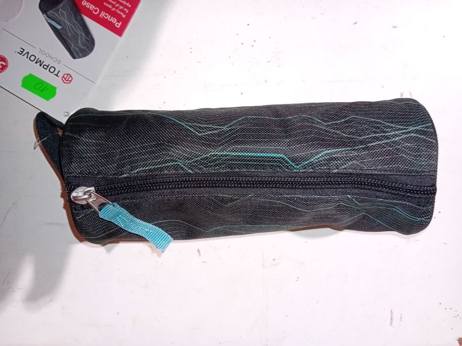 Na sprzedaż piórnik szkolny