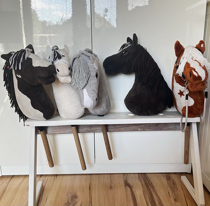 Kremowy jasny hobby horse łatciaty