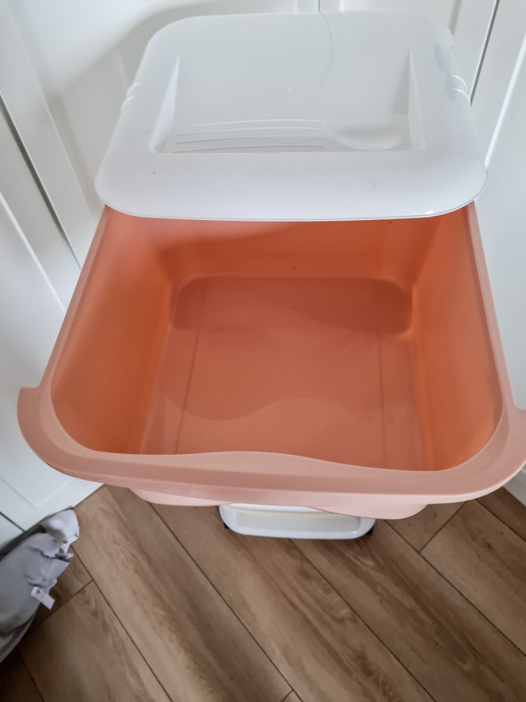 Kolorowy Regał z Plastikowymi Pojemnikami na Kółkach Szuflady