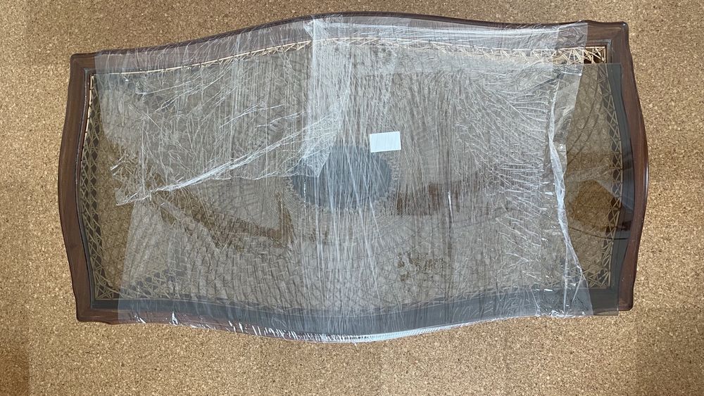 Mesa de apoio antiga com vidro e palhinha