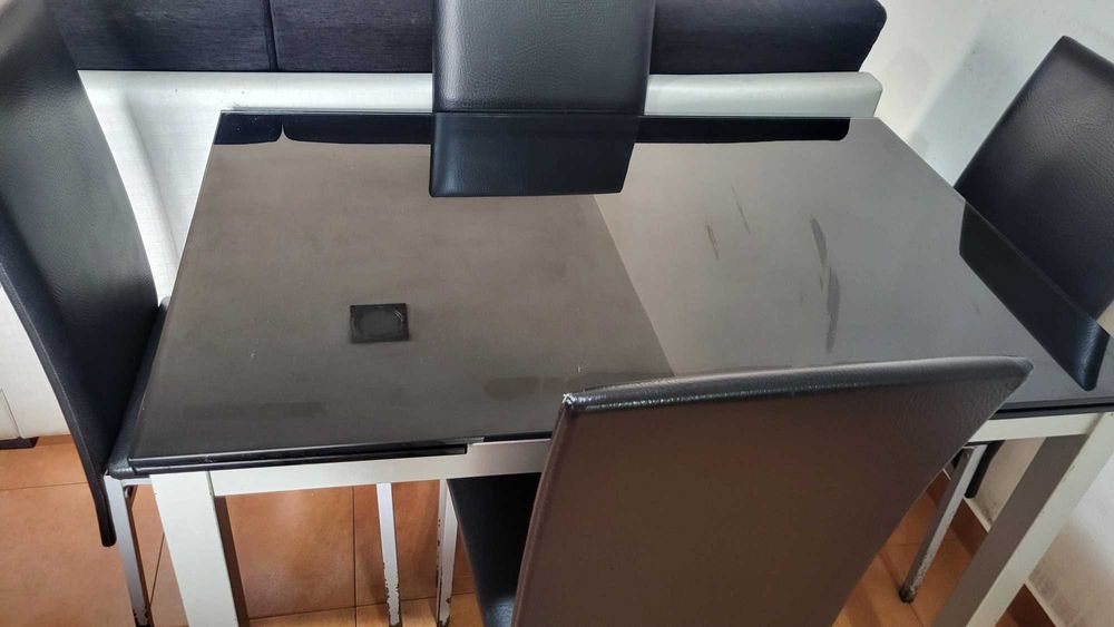 Mesa em vidro e cadeiras de cozinha