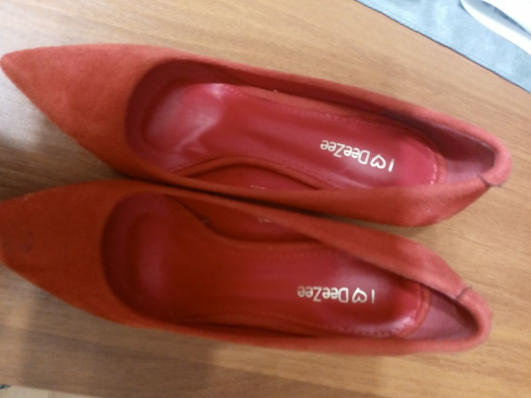 Buty cale czerwone wsuwane Dee Zee 35