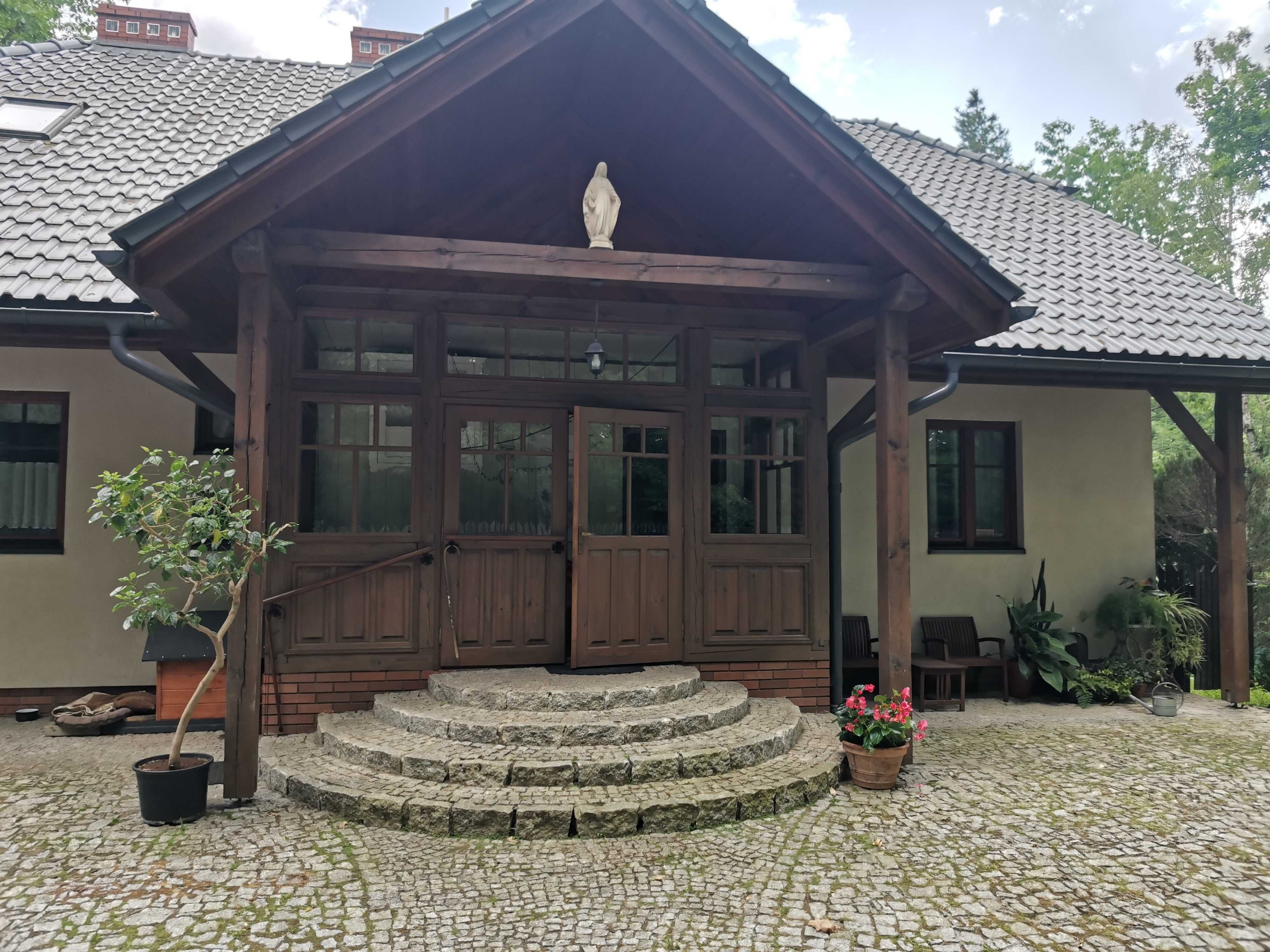 Solidny dom pod lasem w Dąbrówkach.