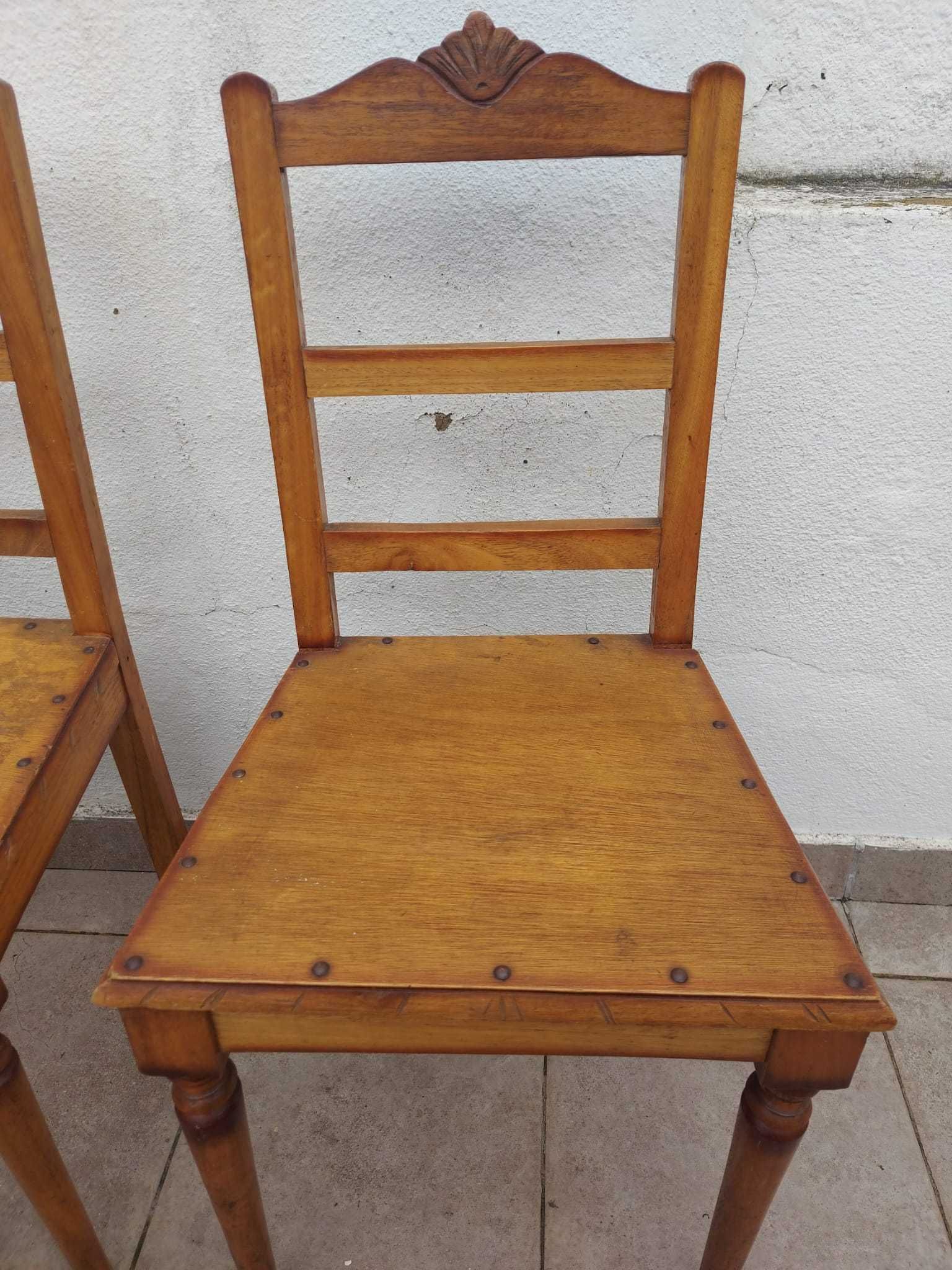 Mesa e 4 Cadeiras antigas
