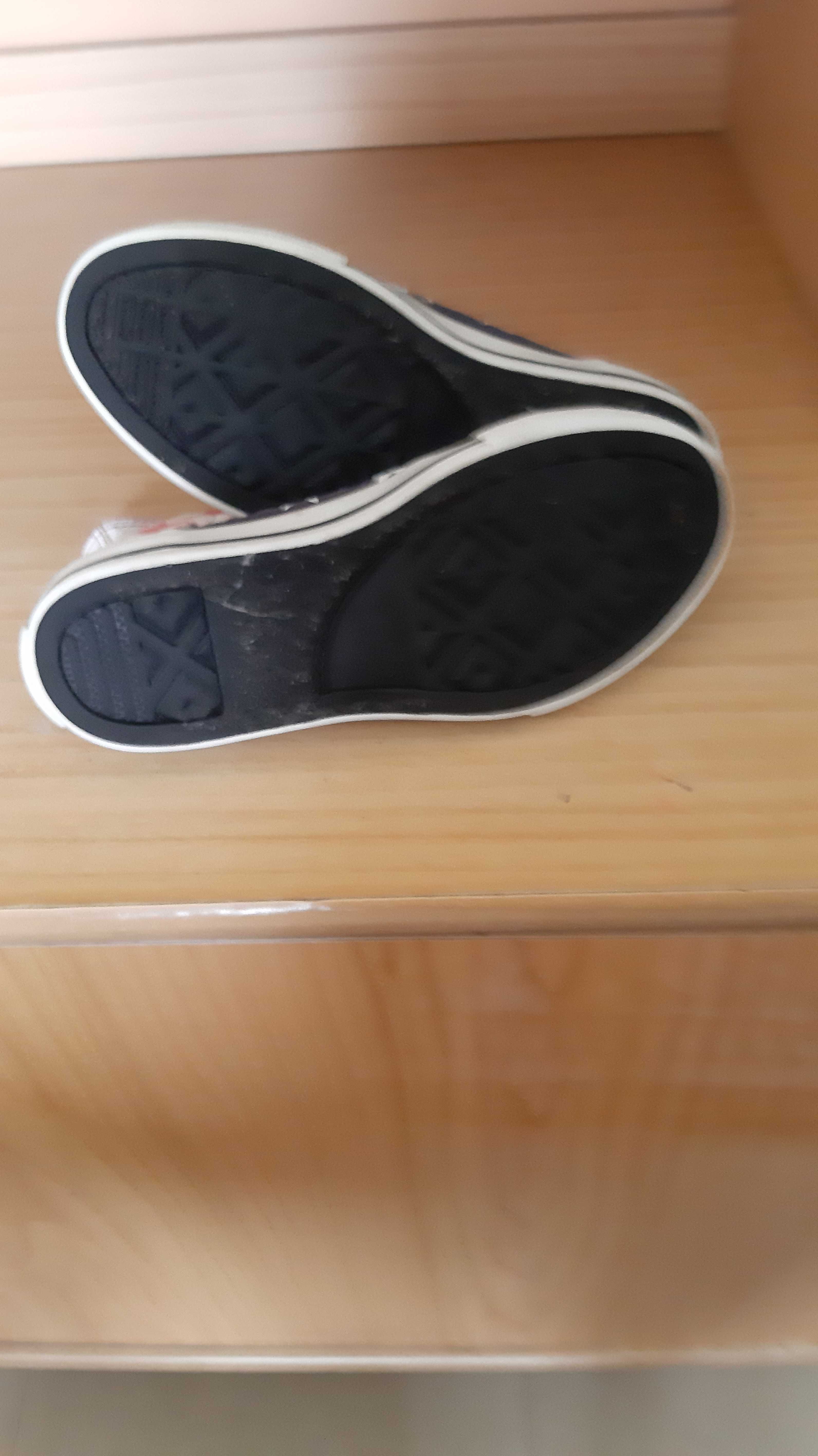 Продам  фирменные  CONVERSE кеды .