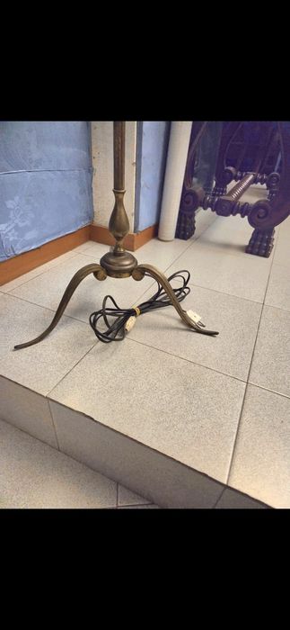 Candeeiro de coluna com mesa de apoio