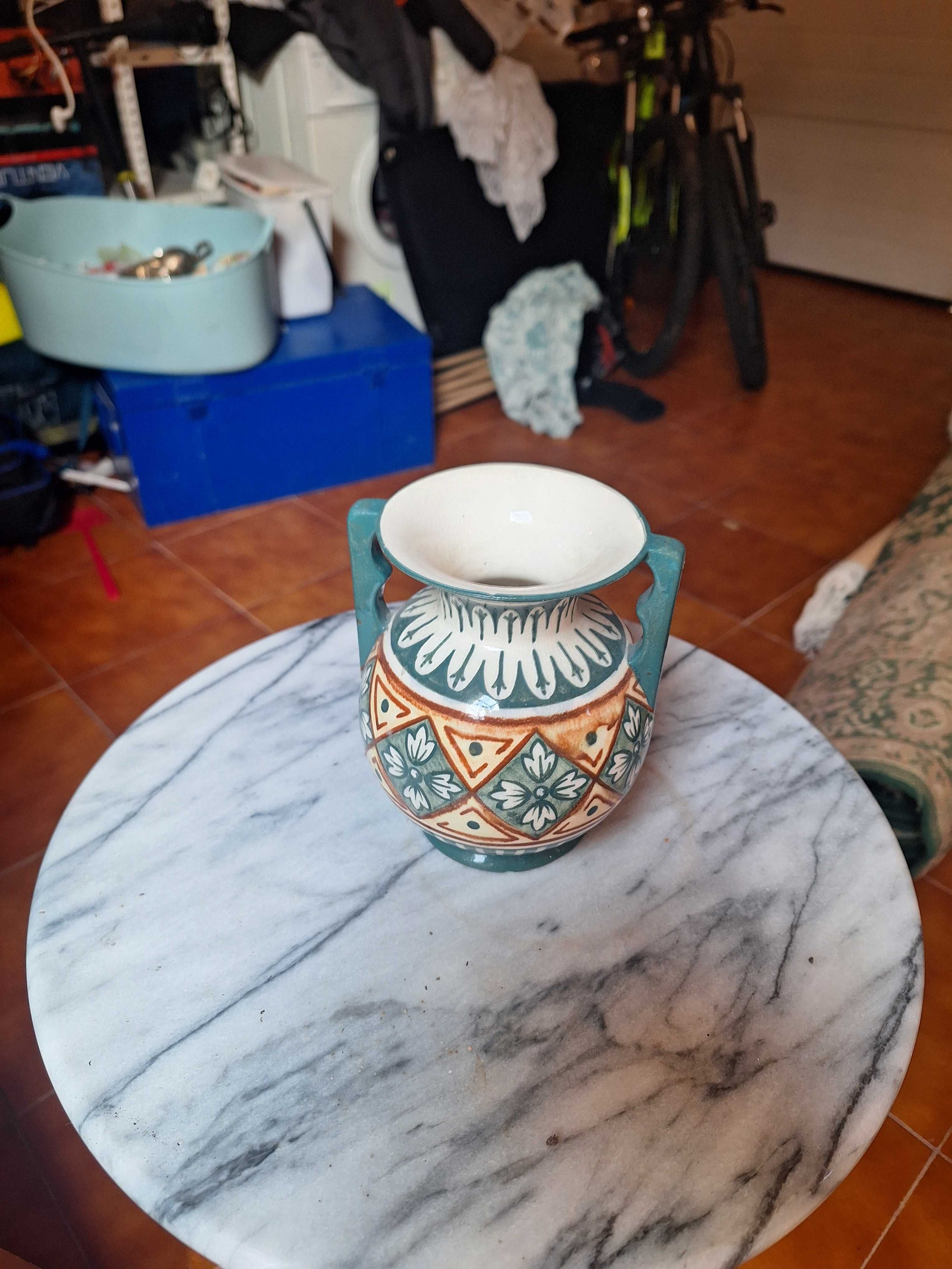 Vaso colorido em cerâmica