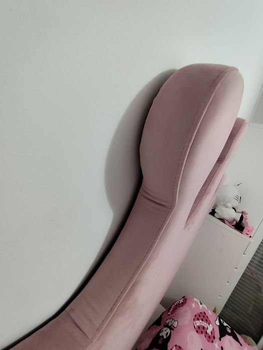 Grande Cabeceira de cama em veludo rosa.