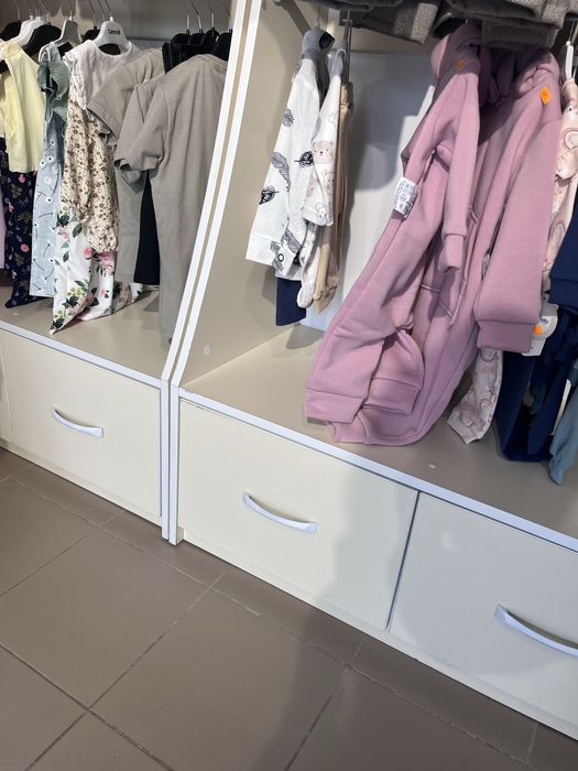 Меблі для магазину одягу