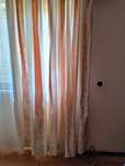 cortinados bege e cor avermelhada