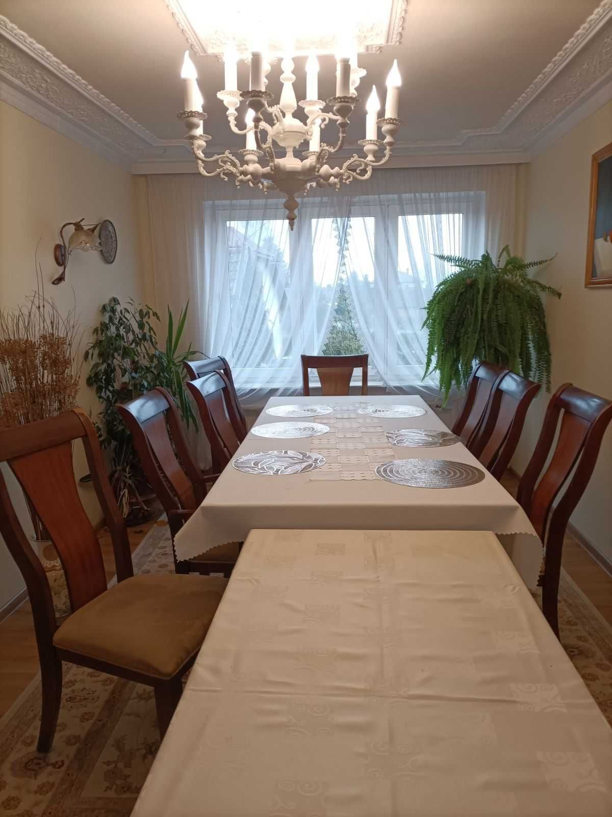 Wygodne drewniane krzesła