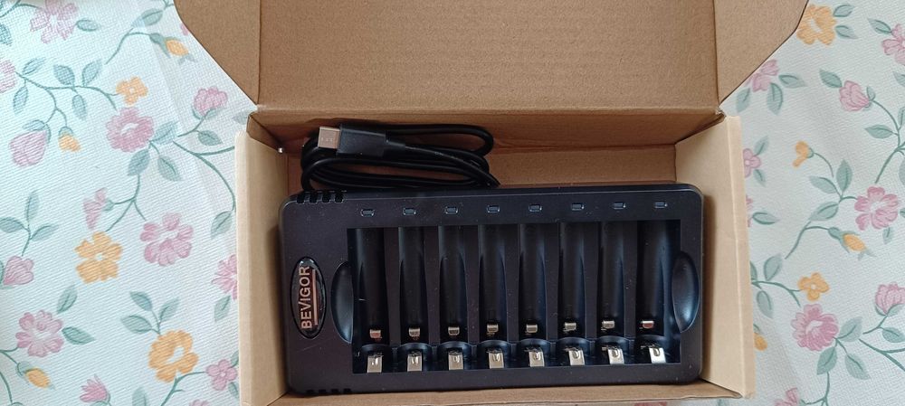 Carregador de pilhas AA e AAA , dá para 8 pilhas