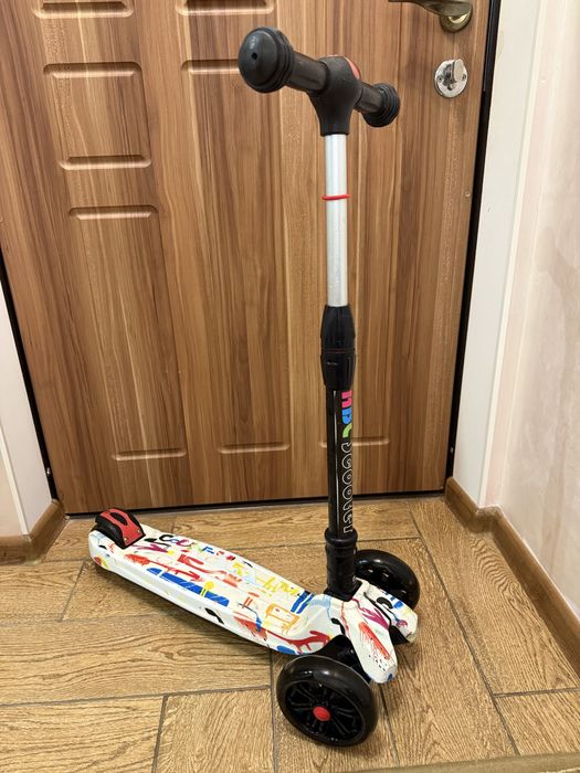 Самокат трехколесный