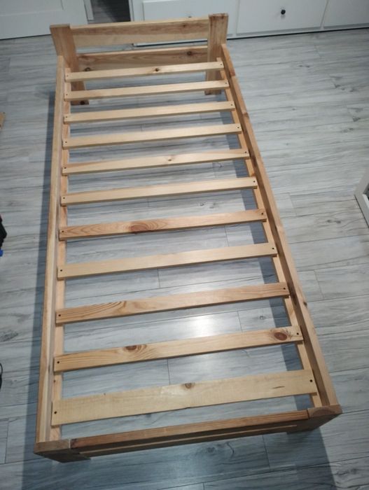 Łóżko drewniane z materacem 90x200