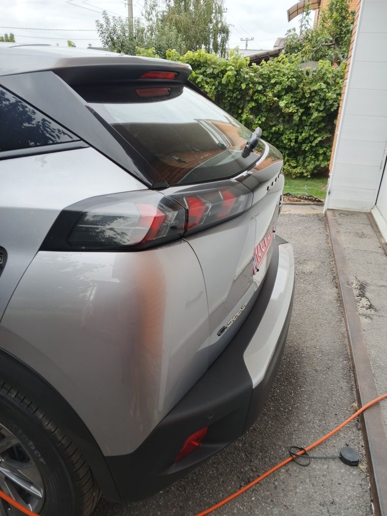 Peugeot e 2008         .