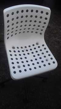 fotel obrotowy z tworzywa biały