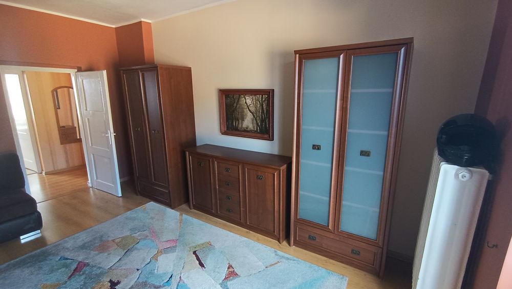 Zestaw mebli do salonu z rogówką i stołem