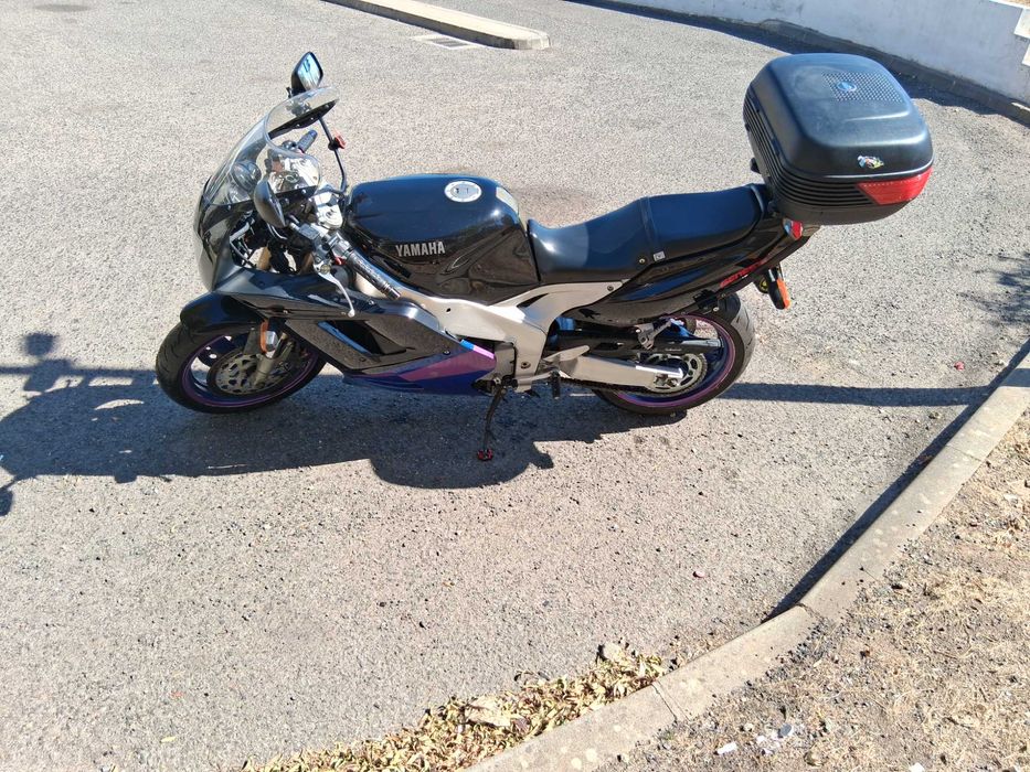 Mota YAMAHA FZR 1000