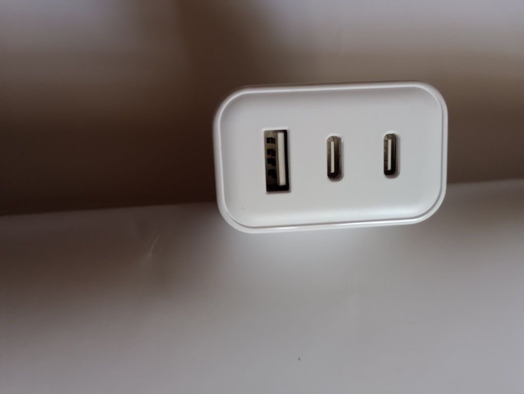 Ładowarka USB z portami USB-A i USB-C z funkcją Quick Charge 3 i Power