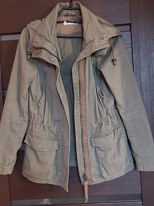 Zielona kurtka z kapturem