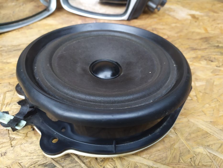 Динамік Audi перед зад