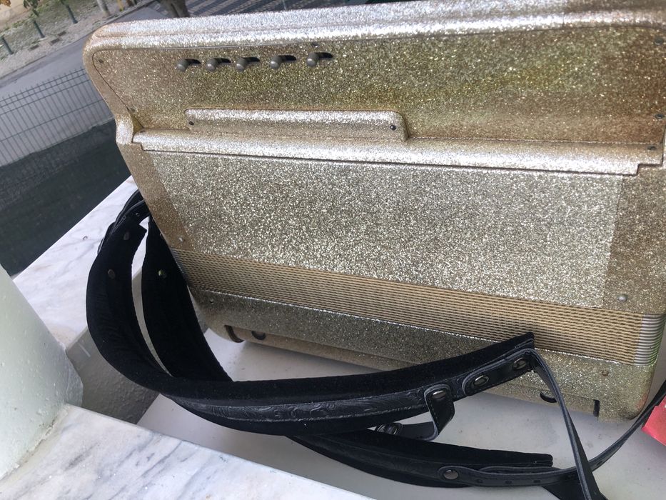 Acordeão “Perle d’Or” Dourado 4 voz  120 baixos – Botões em bom estado