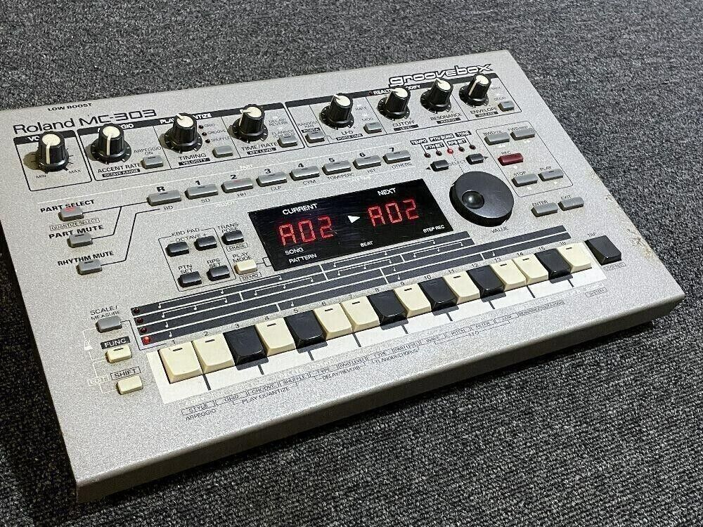 Roland MC 303 groovebox