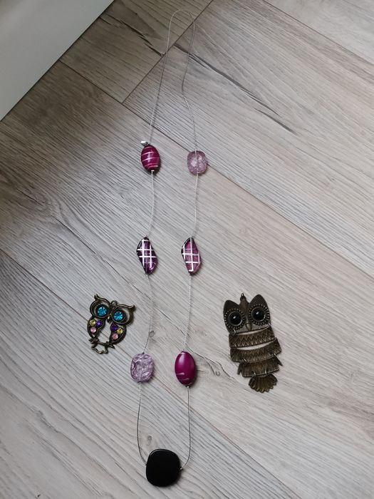 Zestaw biżuterii, naszyjnik i zawieszki sowy.
