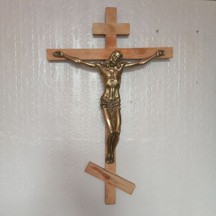 Бронзовое распятие на деревянном кресте