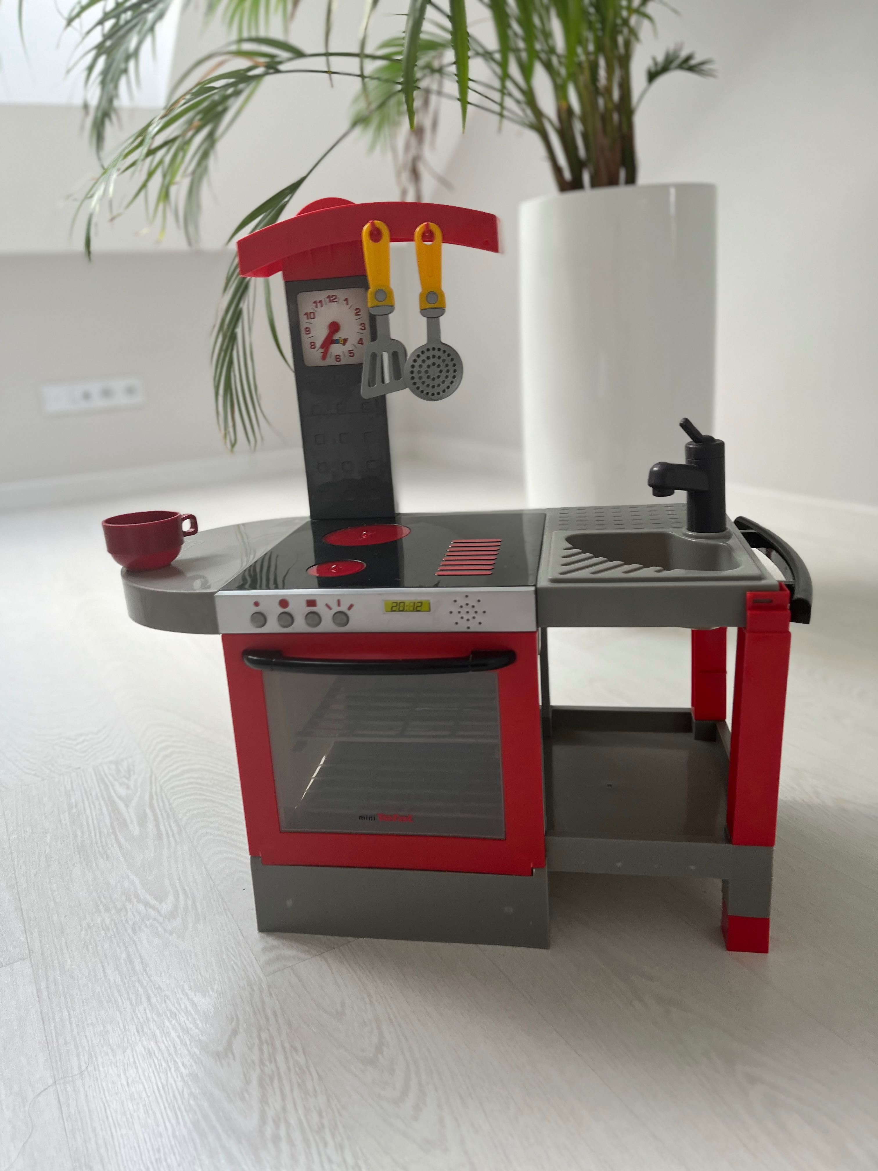 Kuchnia dziecięca Smoby mini Tefal. Posiada światełka i wydaje dźwięk.