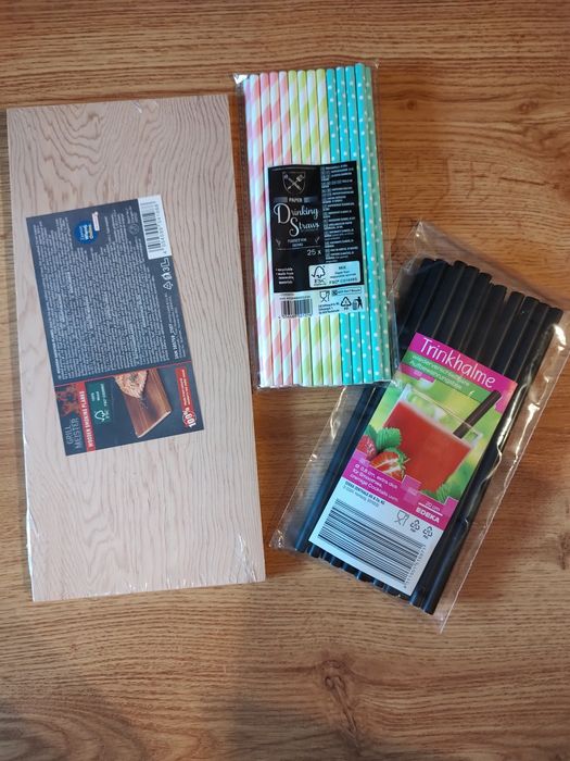 Zestaw artykułów do grillowania deska scyzoryk słomki serwetki i in.