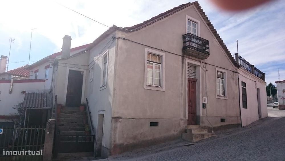 Edificio destinado a habitação e comércio