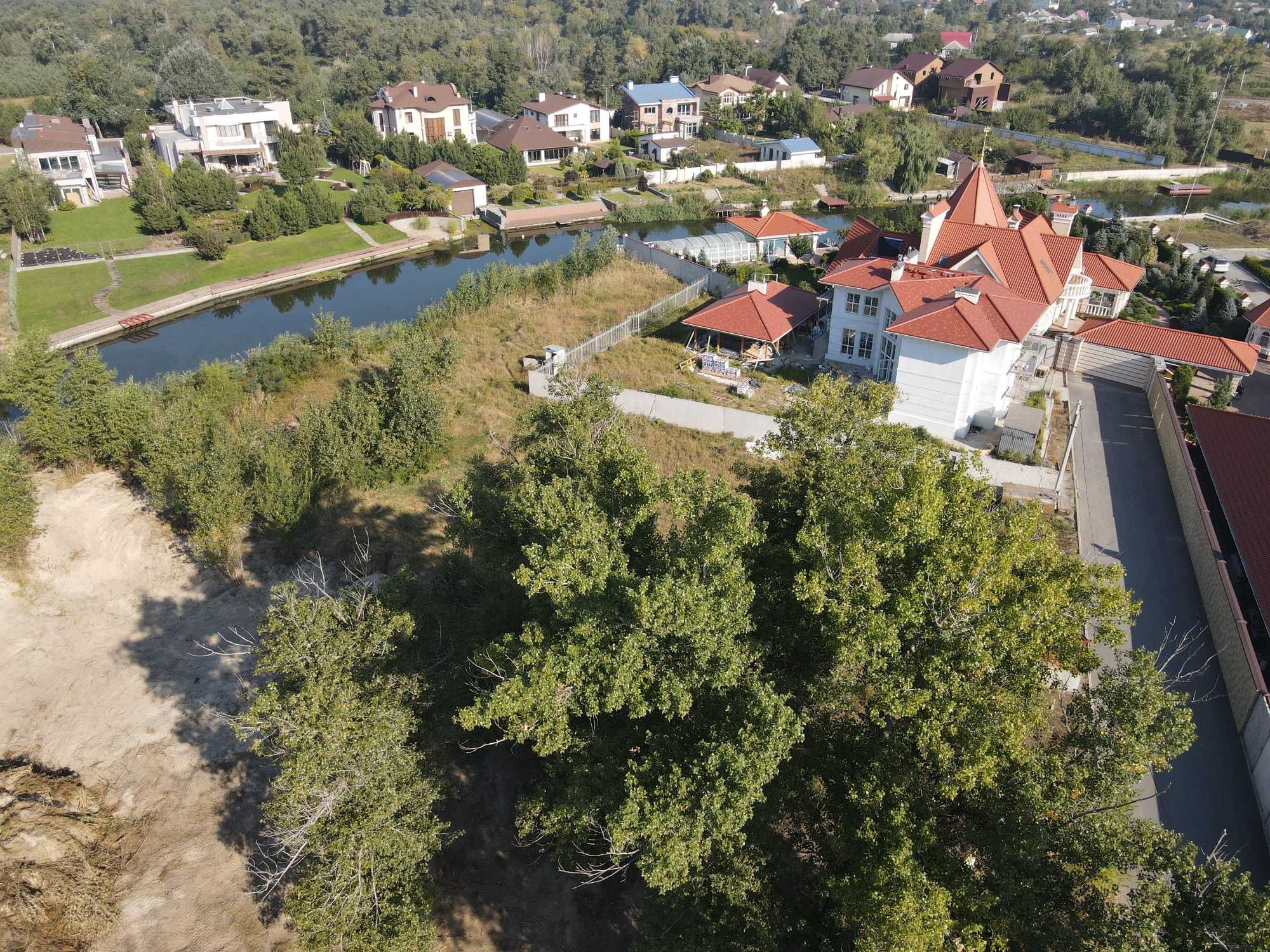 Земельный участок со своим берегом в городе.