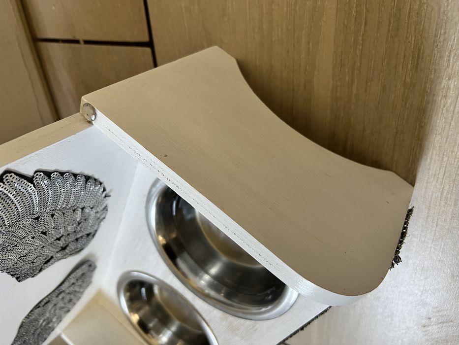 Bufet/miska dla pieska lub kotka biały z cyrkoniami i skrzydłami