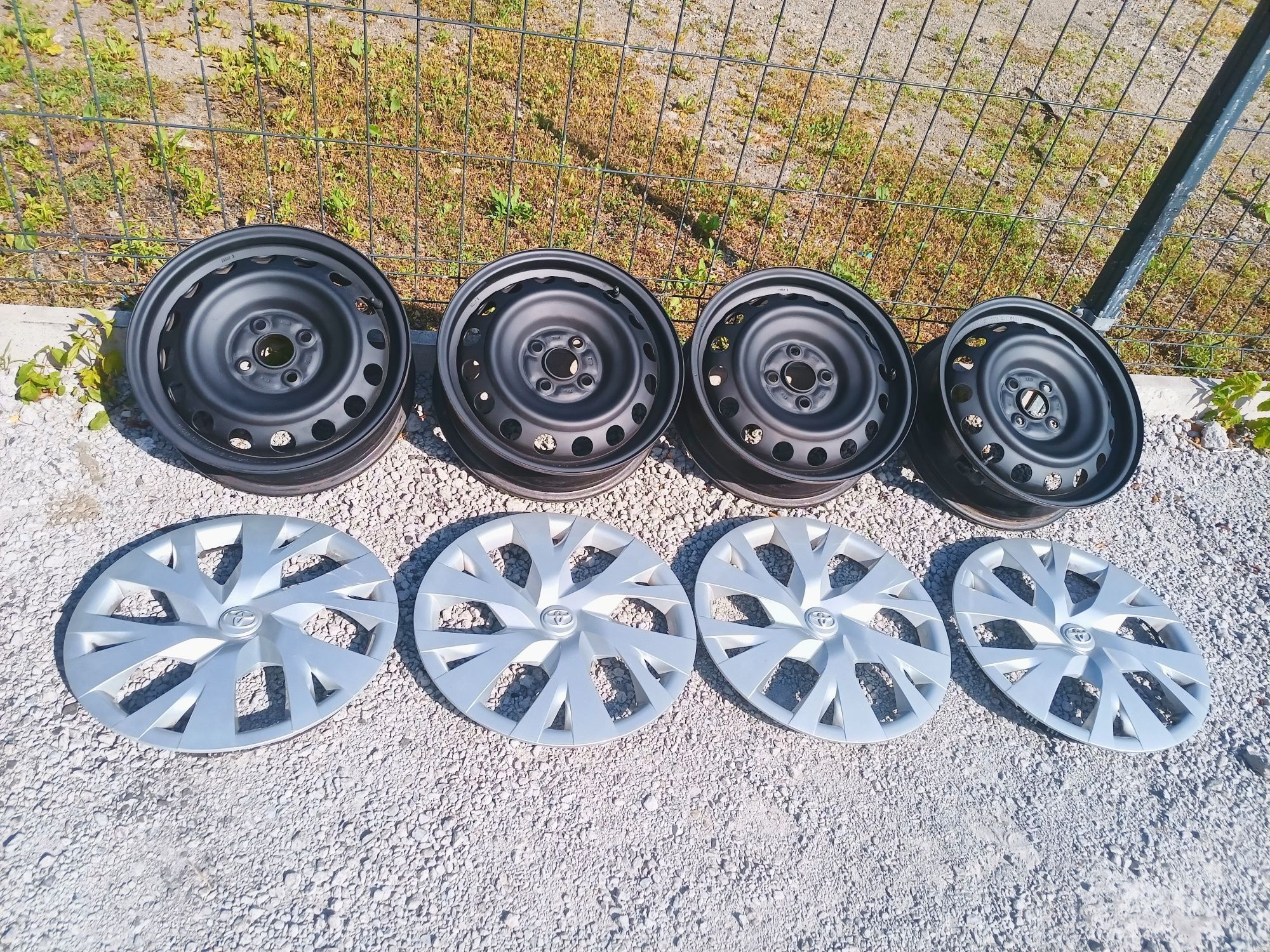 15" 4x100 ET39 5J z czujnikami TPMS i kołpakami oryginalny zestaw.