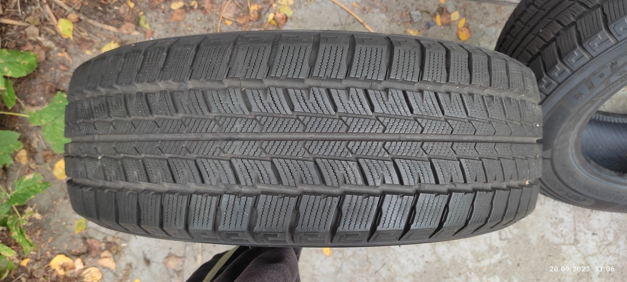 Продам 2 зимові шини 205/65R16C