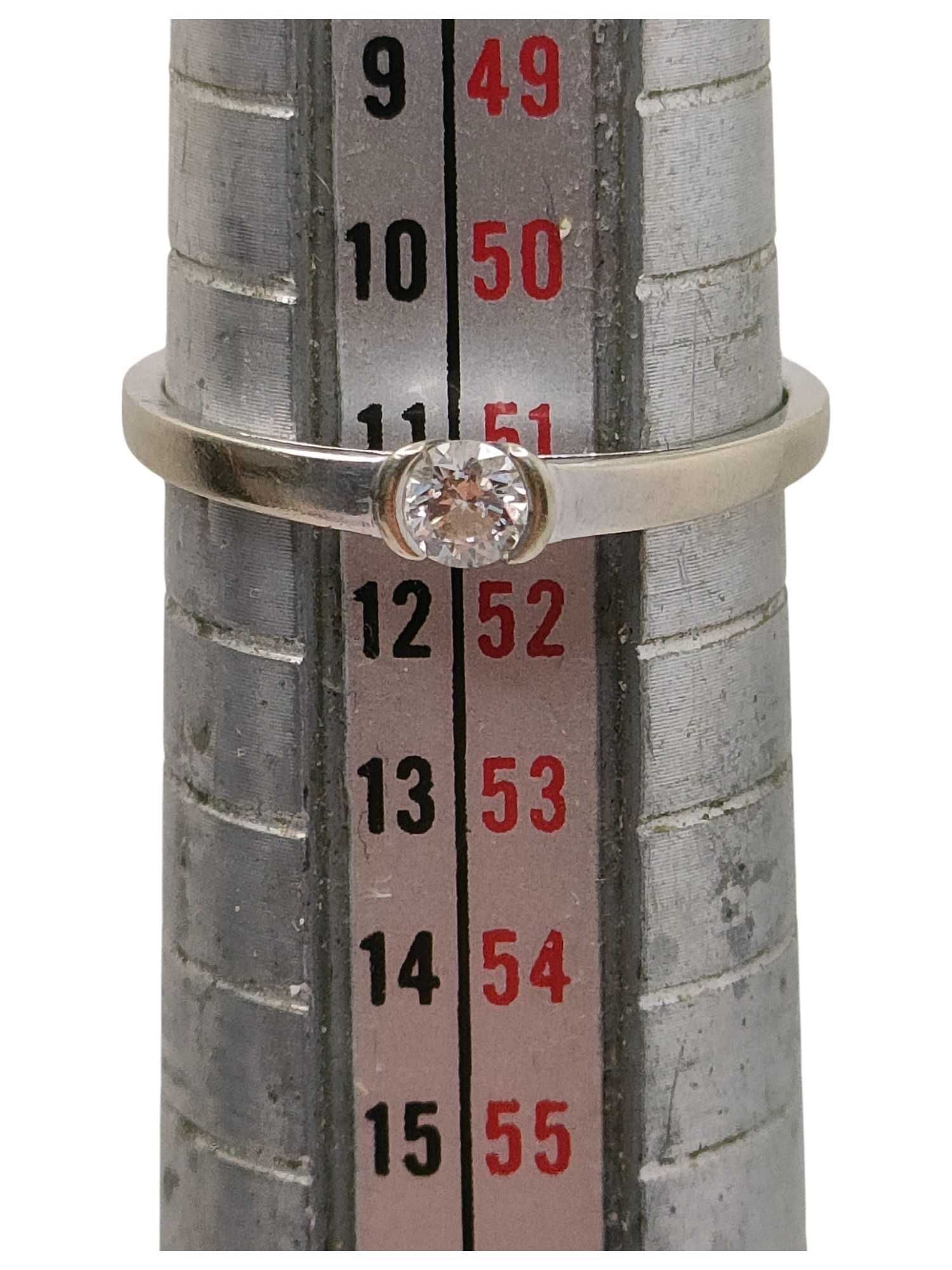 Pierścionek z białego złota 585/1,11G/R11 brylant 0,13CT Apart certyf.