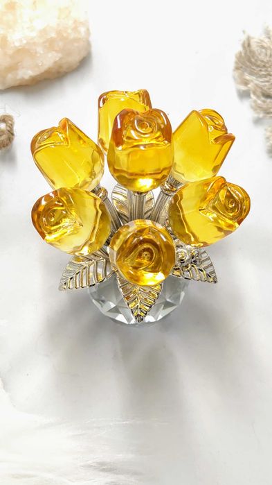 Kryształowe żółte róże w wazonie, szklane