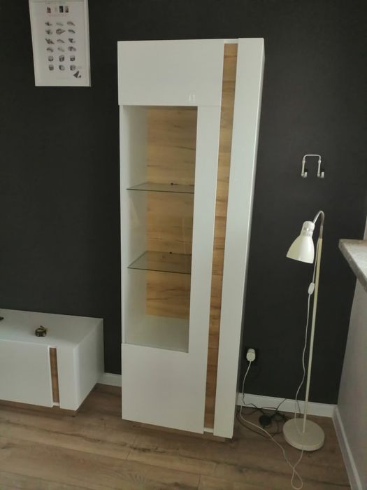 Słupek przeszklony z półkami podświetlany