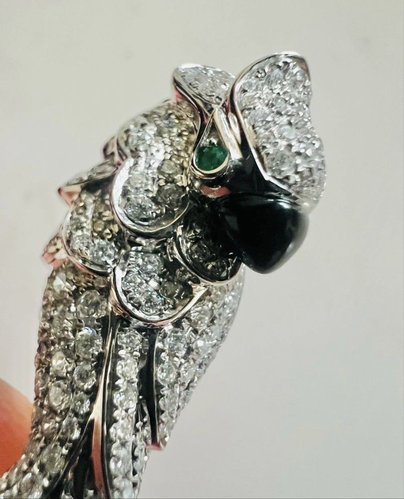 Золоті сережки папуги Cartier з діамантами.