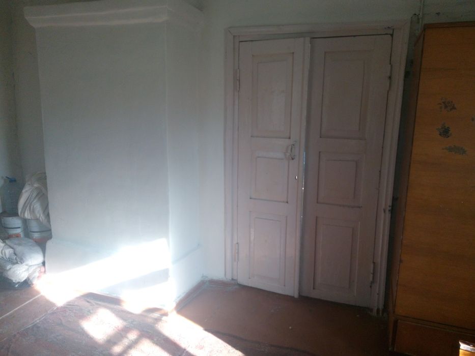 Дом - хата в селе с 30 сотками земли.