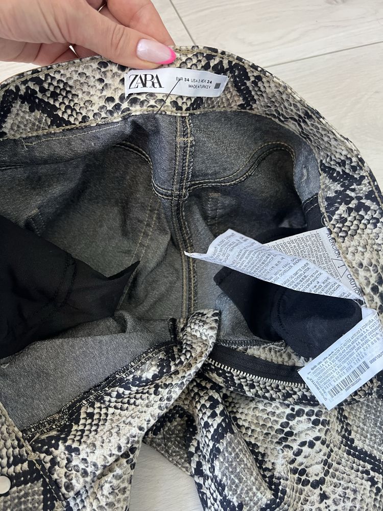 Spodnie Zara materiałowe wzór skóra węża print r. XS High Rise