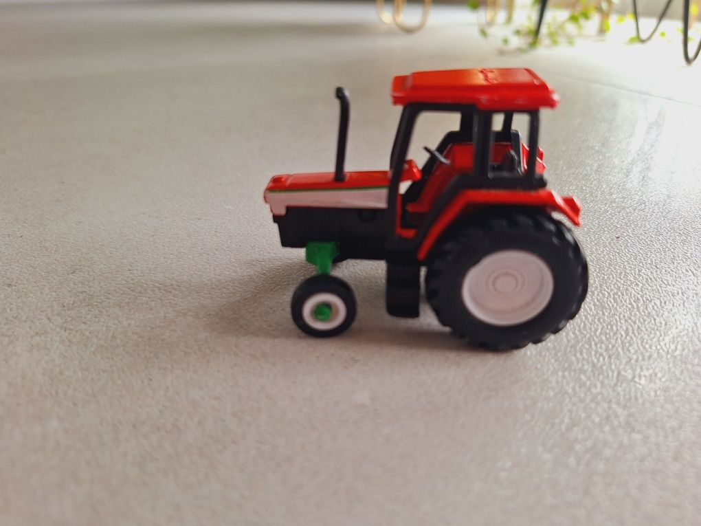 Traktor Maisto farma