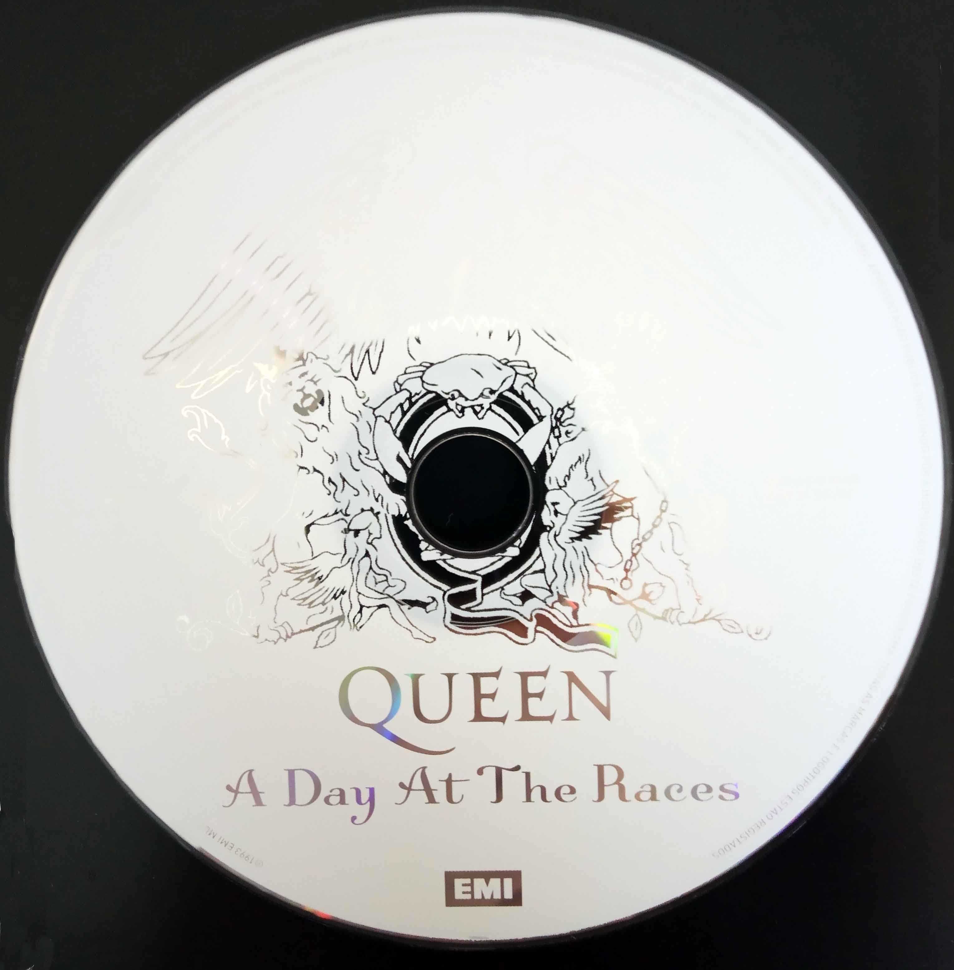 4 Livros com as letras das músicas  dos QUEEN mais os 4 DVD's