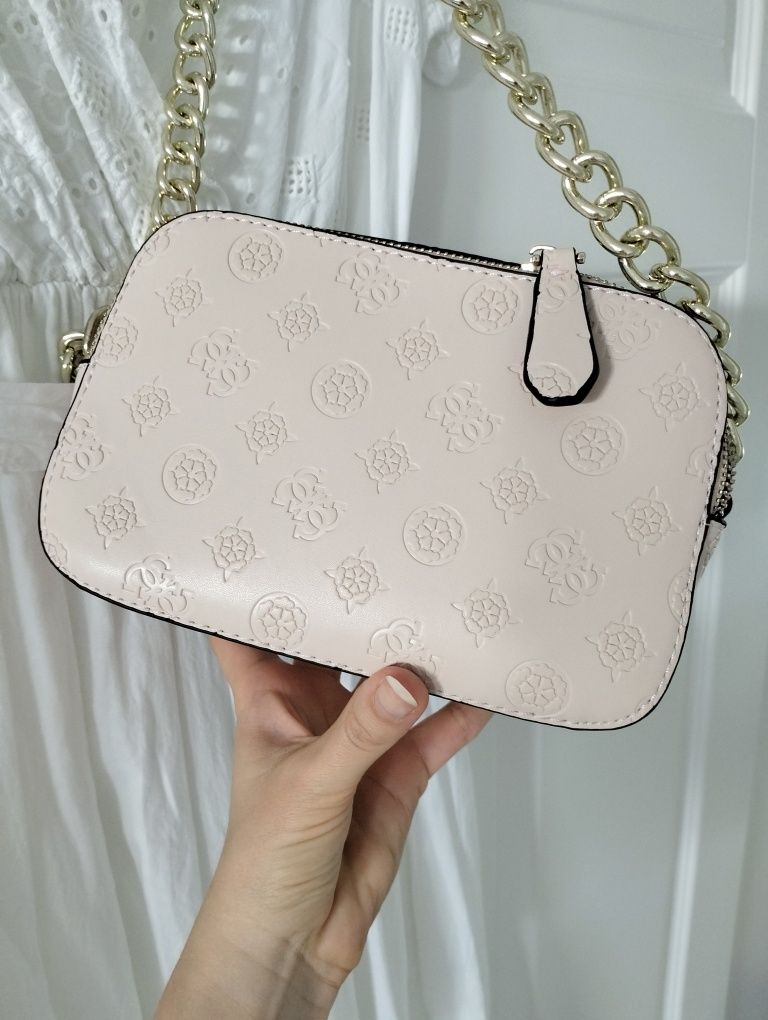 Listonoszka różowa pudrowa guess noelle logo monogram złoty łańcuch