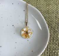 Zawieszka „fleurs jaunes” biżuteria żywica złoto handmade