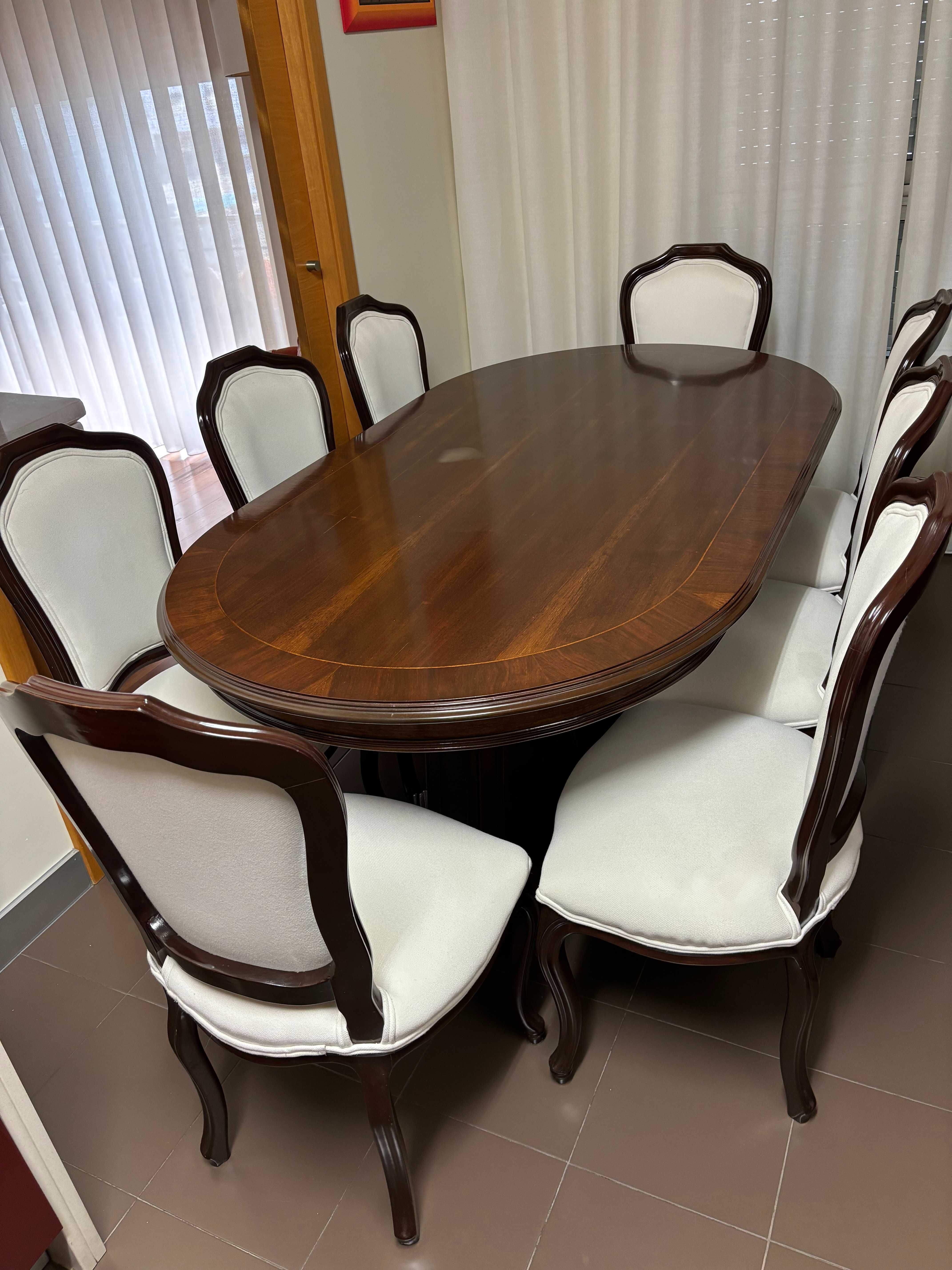 Mesa de jantar em madeira maciça