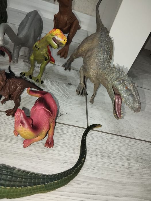 Zestaw figurek dinozaurów, stan bardzo dobry!