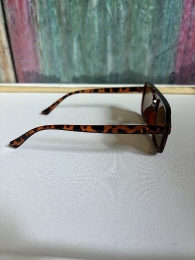 Stylowe okulary przeciwsłoneczne – wzór panterka
